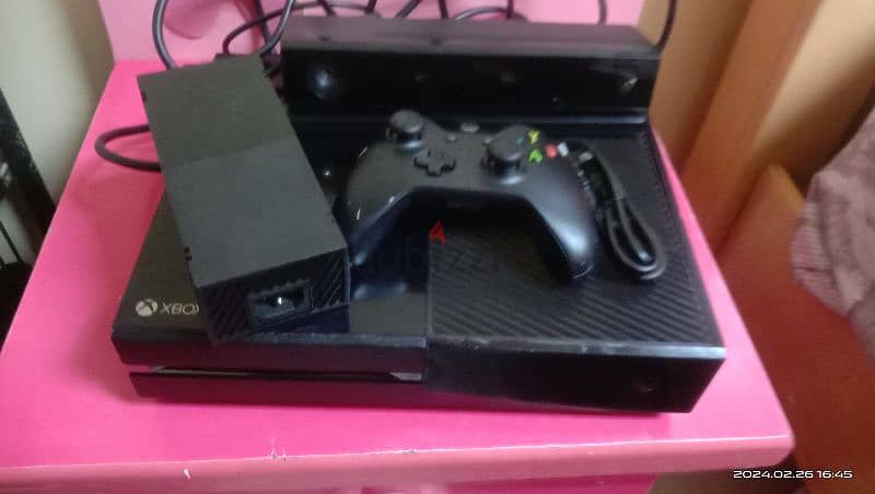 Xbox One with one controller+Kinect+3 CD game's, for urgent sale 3