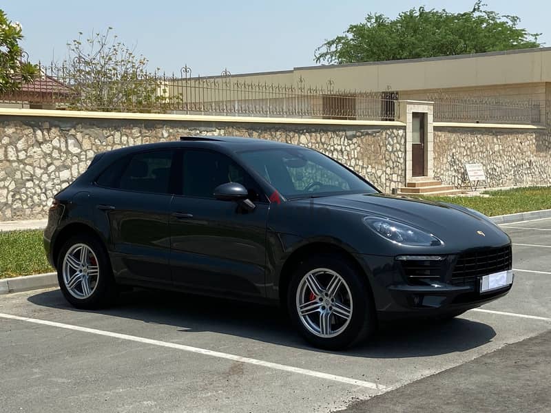 Porsche Macan 2017 with carplay/mint condition 6
