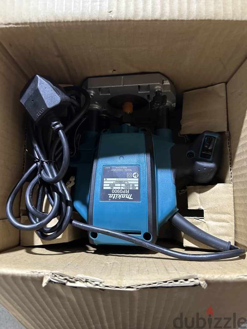 MAKITA ROUTER RP0900 1