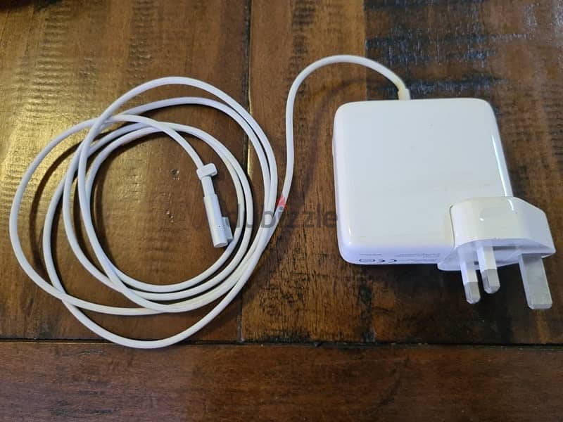 MacBook charger 0