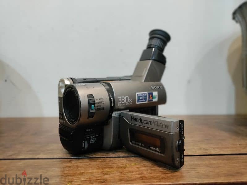 SONY HANDYCAM VISION CCD-TRV46E PAL ( IN MINT CONDITION) 1