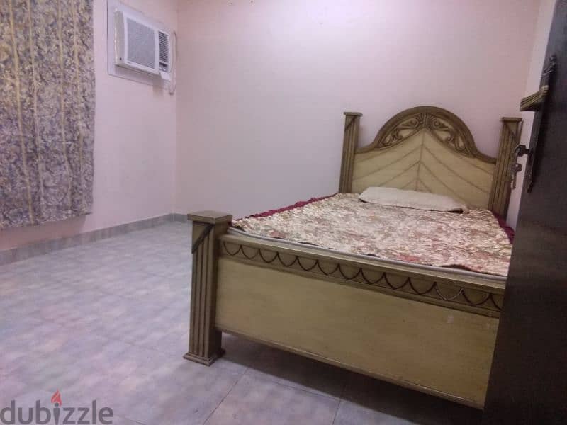 There is a room in Sanabis, close  and a kitchen for 100 dinars. 1
