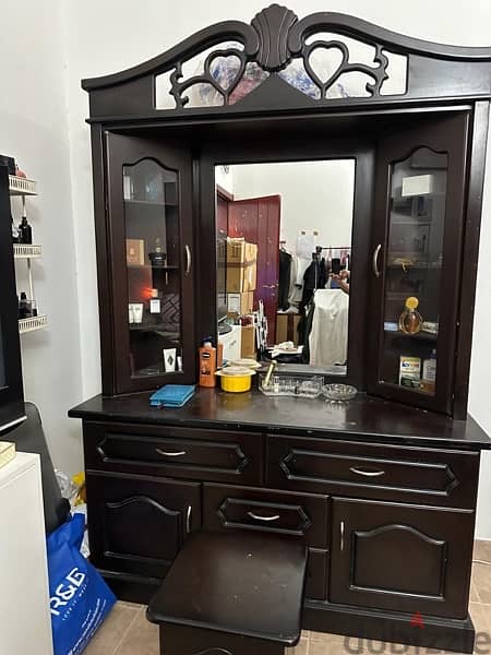 dressing table excellent condition no damage with 2 side tables of bed 0