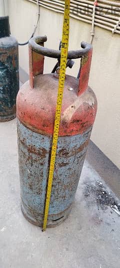 Medium Gas cylinder with regulator and gas filled