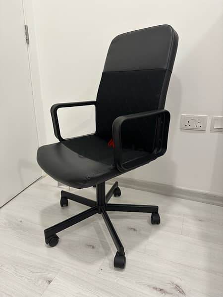 Large office chair 1