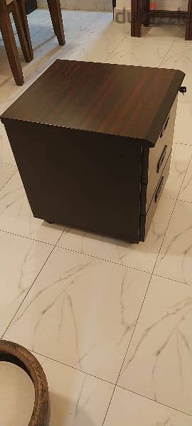 Small 3 drawer lockable cabinet on wheels. 1