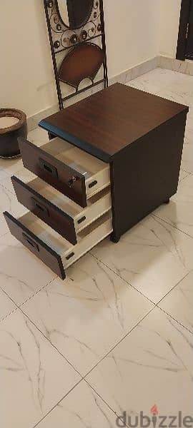 Small 3 drawer lockable cabinet on wheels. 3