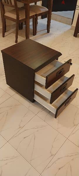 Small 3 drawer lockable cabinet on wheels. 4