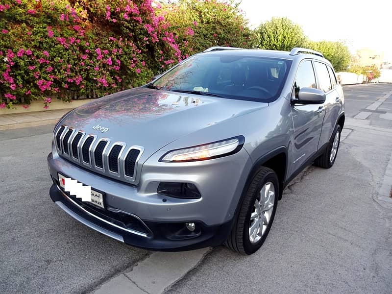 Jeep Cherokee LTD 3.2 L 2015 Silver V6 Full Option 4WD Well Maintained 10