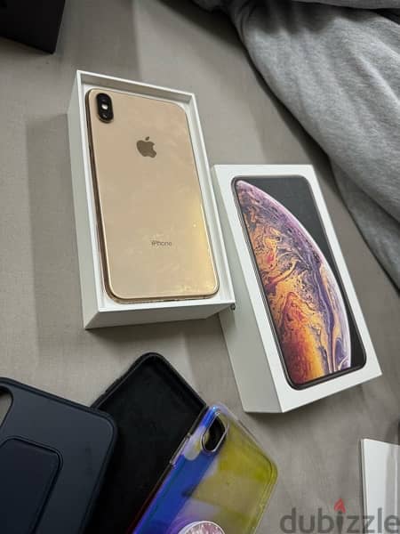 iPhone Xs Max 256 GB , with new EarPods wired 4