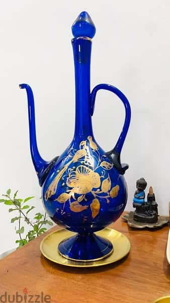 إبريق زجاجي عتيق فريد من نوعه منفوخ ومطلي باللون الأزرق. 1