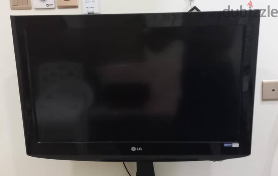 32 Inch LCD TV ( LG ) with Stand 1