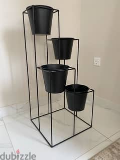 Modern Metal planter stand in great conditionأصيص عصري معدني