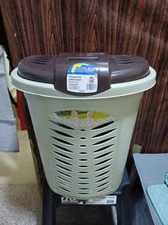 Plastic laundry basket with lid. 2.5bd