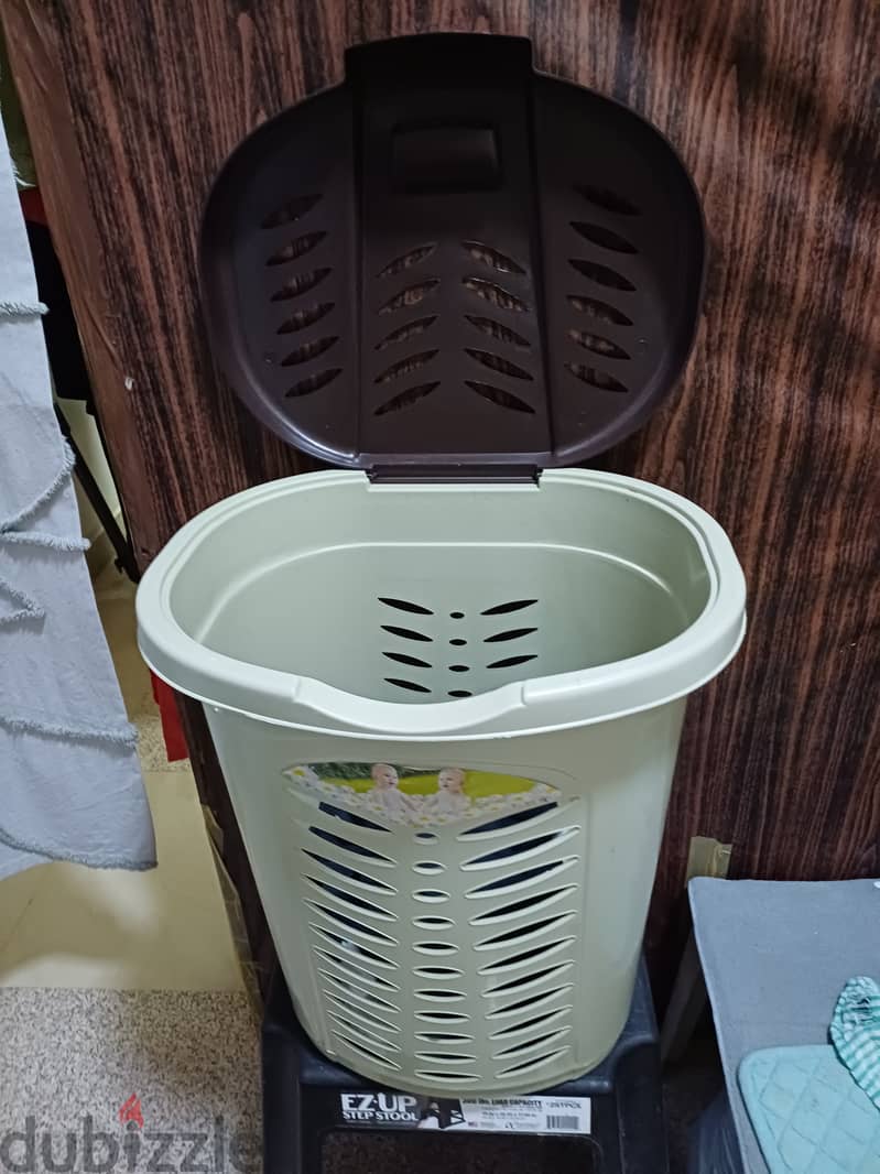 Plastic laundry basket with lid. 2.5bd 1
