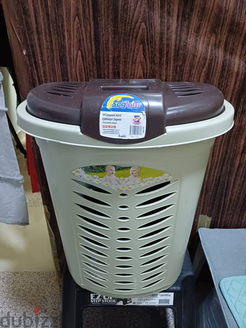 Plastic laundry basket with lid. 2.5bd 2