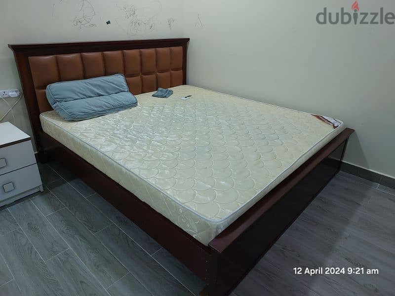 queen size bed with cushion 0