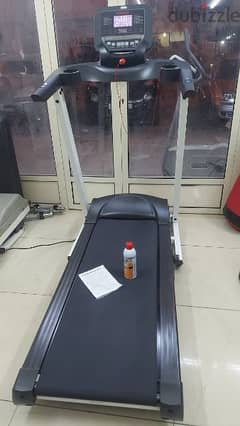 treadmill 130kg with atomatic inclind like new 110bd