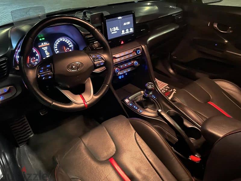 Hyundai Folster
2017 1.6 turbo full option manual Transmission 5