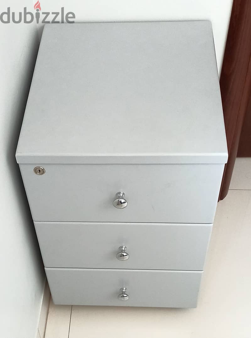 Almost New Computer Table with drawers for sale 4