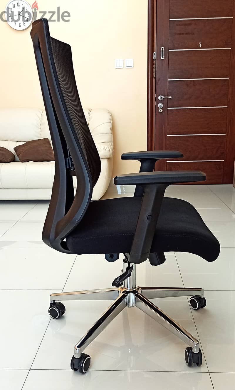 Big and Heavy Swivel Office Computer Chair with Adjustable Arms 1