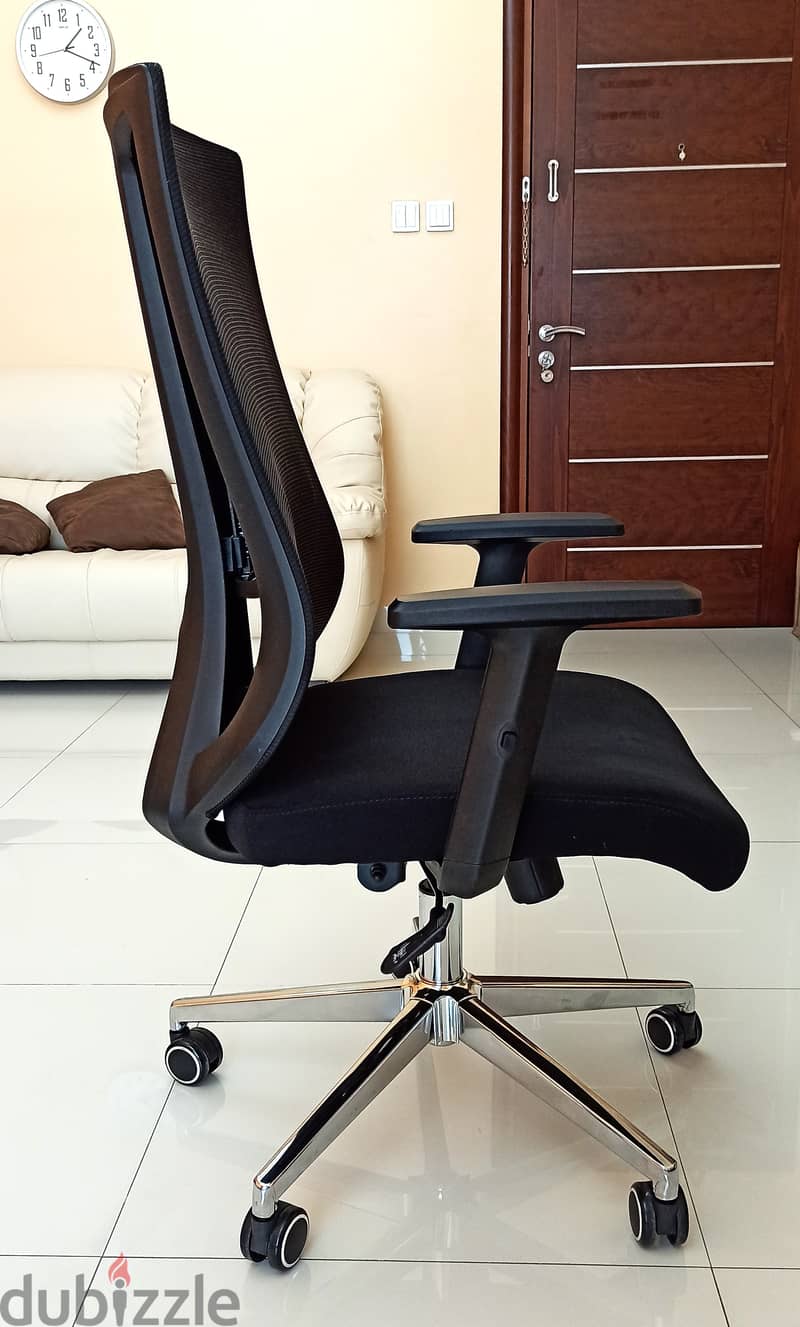 Big and Heavy Swivel Office Computer Chair with Adjustable Arms 4