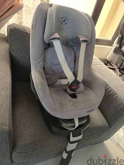 maxi cosi carseat + family fix base for car