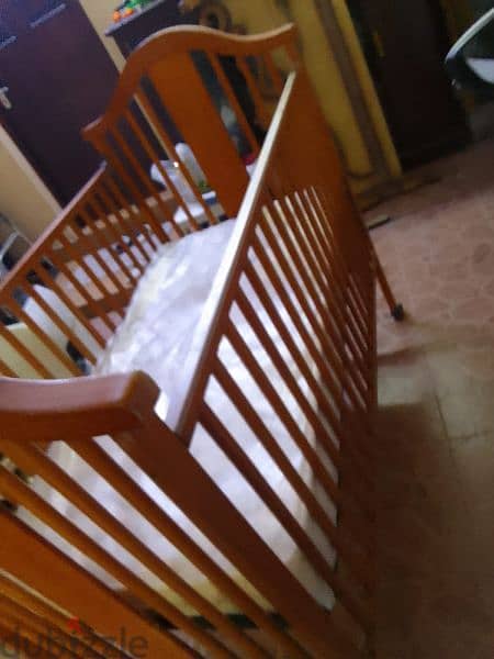 يوجد  سرير اطفال خشب مستخدم مع لمترس شبه جديد بحاله جدا ممتازه سعر ٢٠د 0