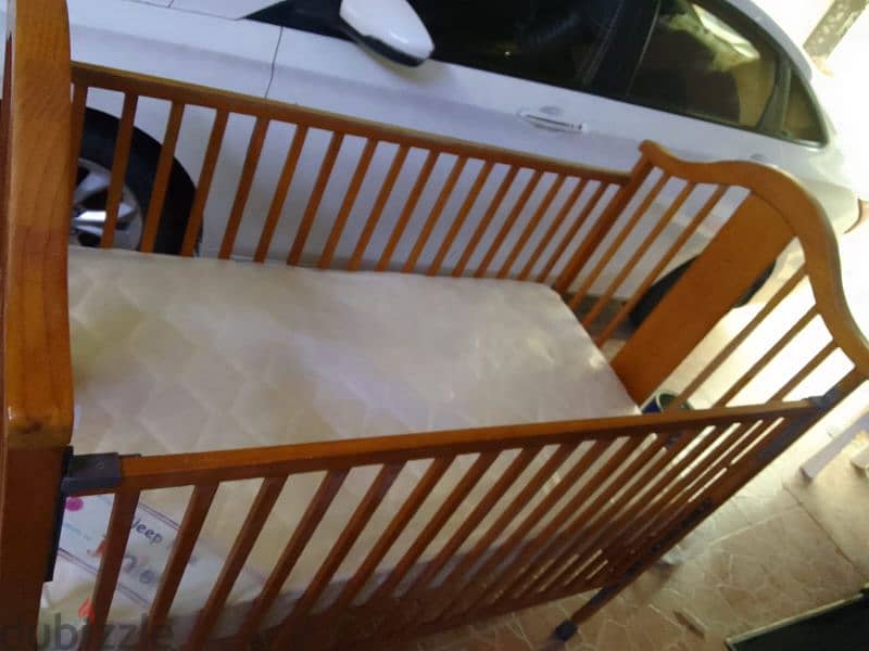 يوجد  سرير اطفال خشب مستخدم مع لمترس شبه جديد بحاله جدا ممتازه سعر ٢٠د 4