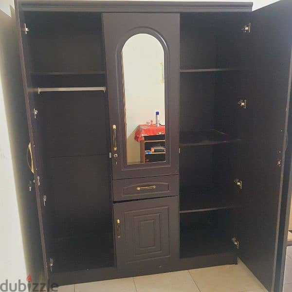 cont(36216143) 3 door cupboard in good condition with the mirror only 2
