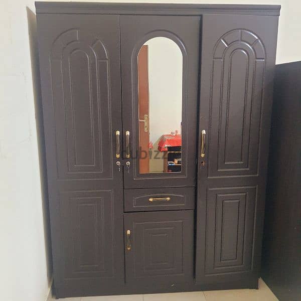 cont(36216143) 3 door cupboard in good condition with the mirror only 3