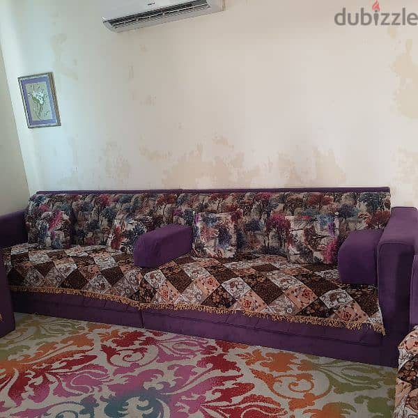 cont(36216143) 6 to 8 seater sofa in great condition with pillows and 1