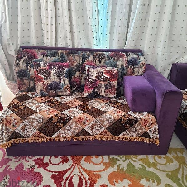 cont(36216143) 6 to 8 seater sofa in great condition with pillows and 2