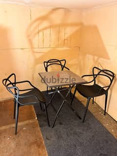 table with chairs 0