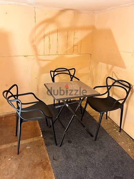 table with chairs 0