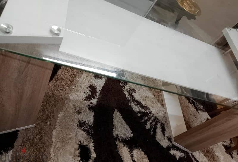 dining table without chairs in a perfect condition 3