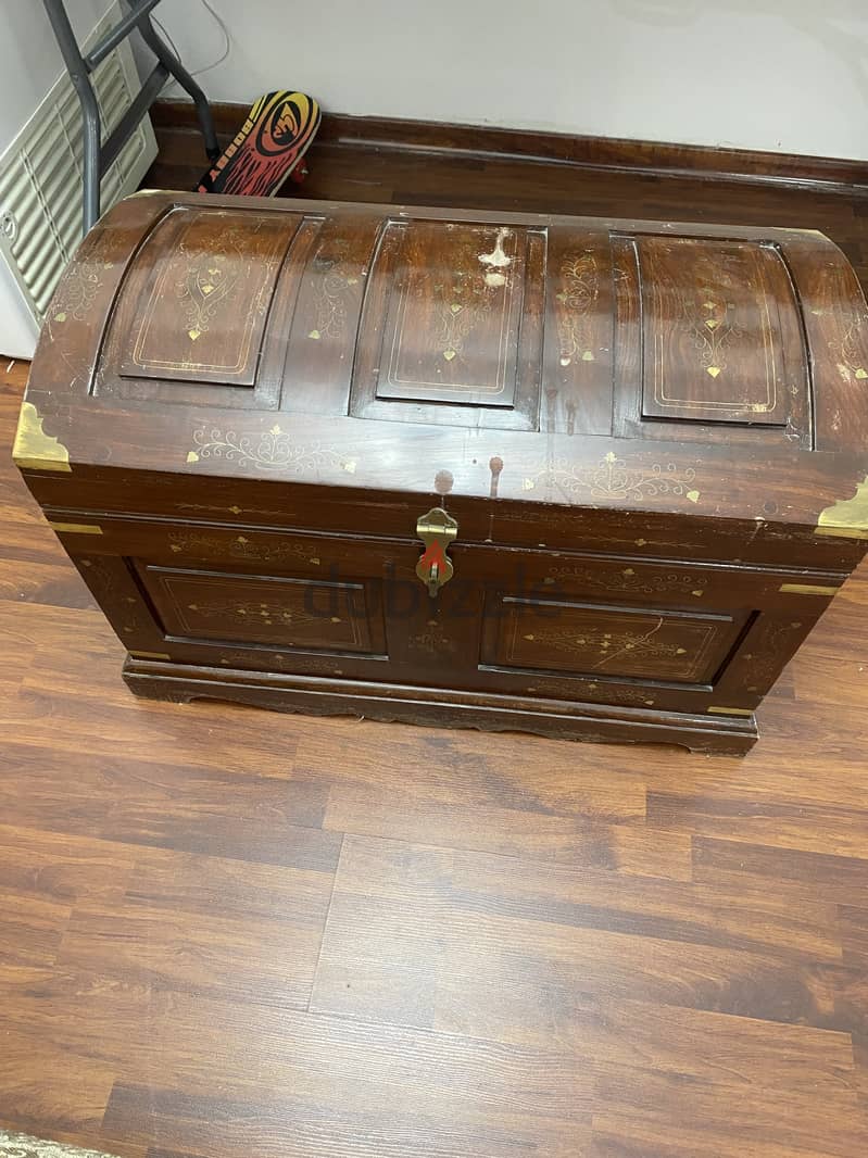 Beautiful antique big chest 3