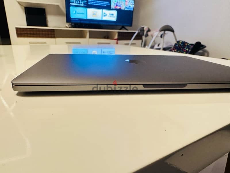 Macbook Pro 13 inches touch bar Late 2019 3