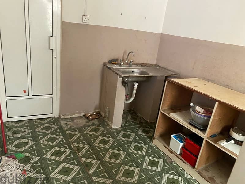 room for rent obly family in bilad al qadeem with ewa monthly 110bd 1
