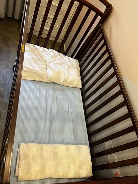 Crib with bumpers + sheets in good condition 2