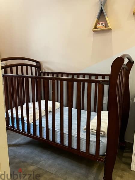 Crib with bumpers + sheets in good condition 3