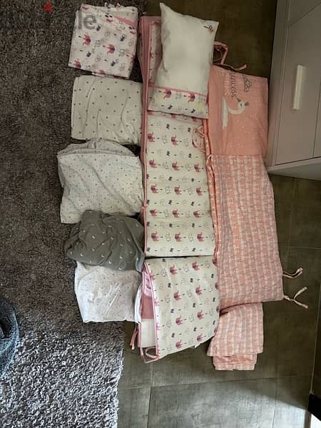 Crib with bumpers + sheets in good condition 4