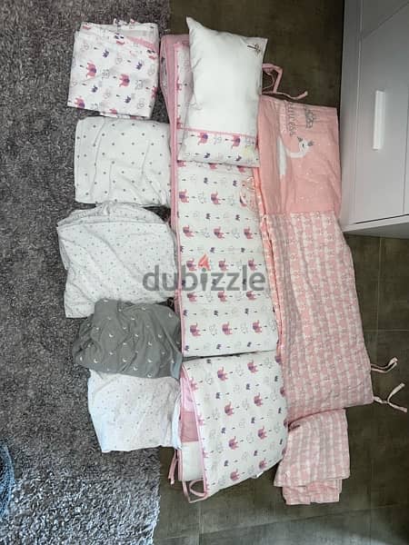 Crib with bumpers + sheets in good condition 5