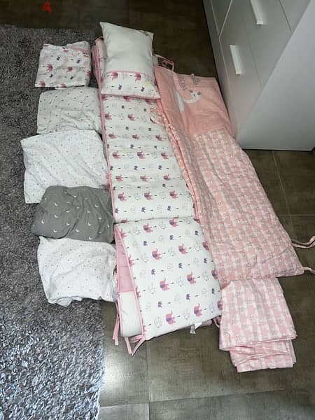 Crib with bumpers + sheets in good condition 6