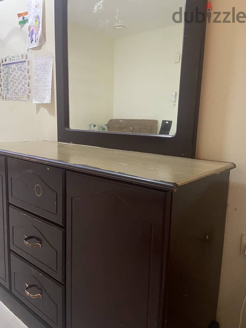 Dressing Table with big morror for sale 10 BHD only 1