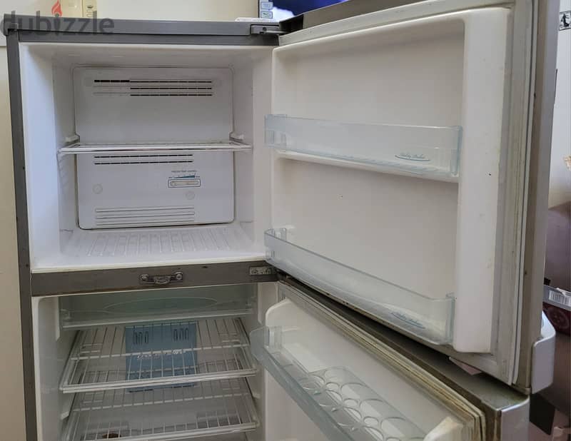 Toshiba GR-R28UT Refrigerator:Affordable and GREAT CONDITION 5