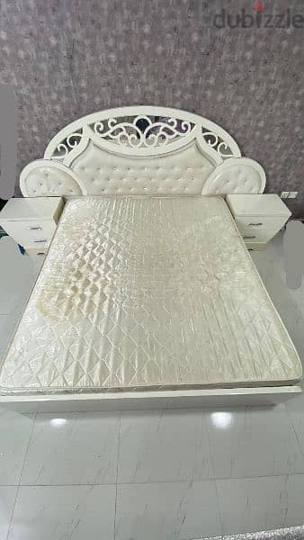 King-size bed + 2 bedside tables + mattress (200cm x 180cm) in good co 3