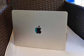 MacBook Air m2 15 inches 256 gb starlight color