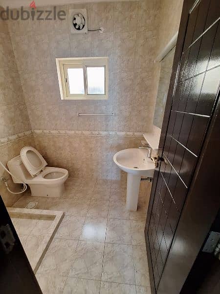 شقة ممتازة بالمكيفات غرفتين  ٣ حمام في سند للإيجار 1