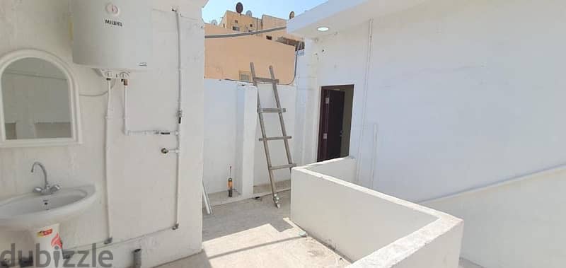 building in muharaq for sale/ للبيع مبنى في محرق 8